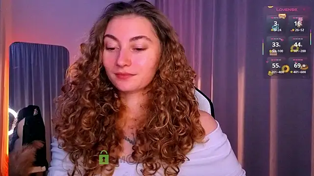 Snapshot of lady_curls chatting on November 2025 10:54:01 PM lady curls online show from November 2025 10:54:01 PM