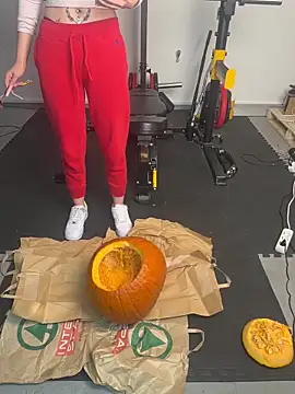 MacTroy online show from October 2025 04:41:01 PM