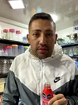 Snapshot of JuanZapata33 chatting on October 2025 09:37:01 PM JuanZapata33 online show from October 2025 09:37:01 PM