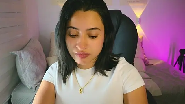 Snapshot of AlessaPears chatting on September 2025 10:37:02 PM AlessaPears online show from September 2025 10:37:02 PM