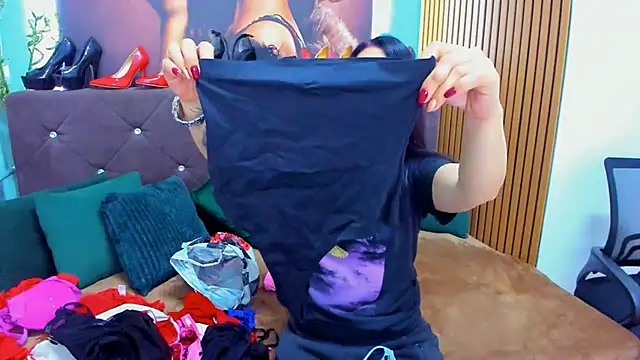 Snapshot of LauraSin chatting on October 2025 03:38:01 AM LauraSin online show from October 2025 03:38:01 AM