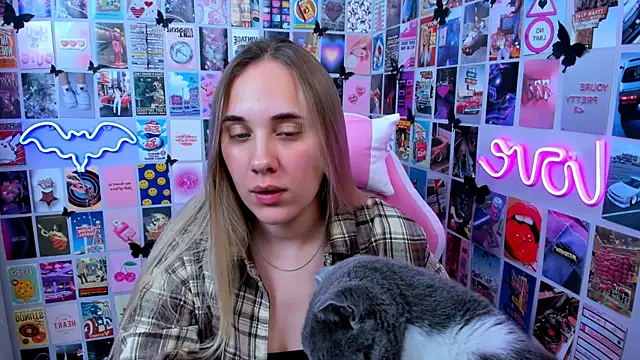 MiaMilas online show from October 2025 03:56:02 PM