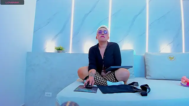 mia becke online show from January 2025 07:21:02 PM