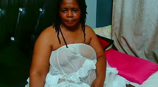 Snapshot of AfricanBigAssxx98 chatting on February 2025 10:29:02 PM AfricanBigAssxx98 online show from February 2025 10:29:02 PM