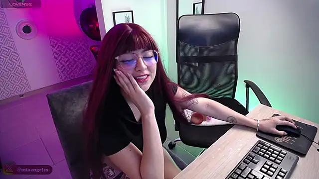 MiaEngels online show from March 2025 02:05:02 PM
