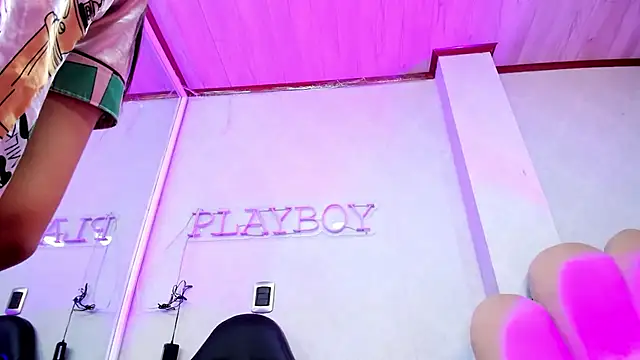 Snapshot of LaurenHu chatting on November 2025 06:12:01 AM LaurenHu online show from November 2025 06:12:01 AM