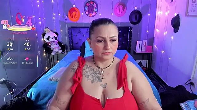 Snapshot of Ivonnee__ chatting on December 2025 04:00:02 AM Ivonnee online show from December 2025 04:00:02 AM