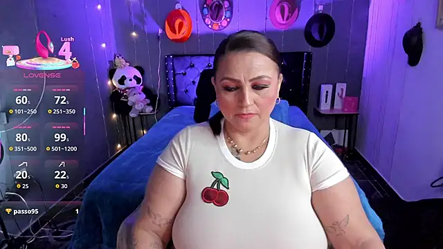 Snapshot of Ivonnee__ chatting on December 2025 02:39:02 AM Ivonnee online show from December 2025 02:39:02 AM