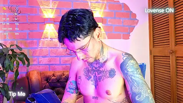 Snapshot of Dylanstonne chatting on November 2025 08:31:01 PM Dylanstonne online show from November 2025 08:31:01 PM