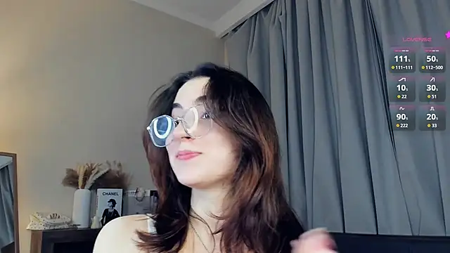 Snapshot of DracosMoon chatting on November 2025 07:08:02 AM DracosMoon online show from November 2025 07:08:02 AM