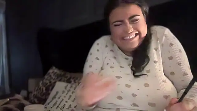 Snapshot of curvybabesx1 chatting on October 2025 02:40:02 PM curvybabesx1 online show from October 2025 02:40:02 PM