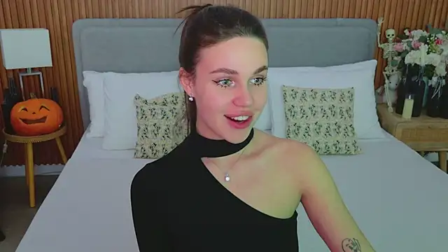 Snapshot of RihannaRose chatting on October 2025 05:08:01 PM RihannaRose online show from October 2025 05:08:01 PM