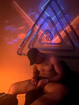 Alexandrei online show from November 2025 08:18:01 PM