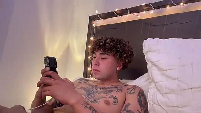 Snapshot of Youngjoshy chatting on December 2024 01:42:01 AM Youngjoshy online show from December 2024 01:42:01 AM