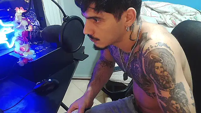 Snapshot of Badboyi1997 chatting on October 2025 02:04:01 AM Badboyi1997 online show from October 2025 02:04:01 AM