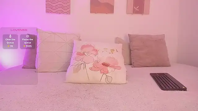 Snapshot of Mia_Heartt chatting on February 2025 07:19:02 PM Mia Heartt online show from February 2025 07:19:02 PM