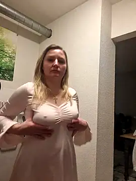 Snapshot of CoupleKitty chatting on November 2025 06:09:02 PM CoupleKitty online show from November 2025 06:09:02 PM