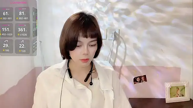 Snapshot of Linda-LL chatting on October 2025 06:19:02 AM Linda-LL online show from October 2025 06:19:02 AM