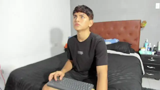 Snapshot of Lyam_ap chatting on March 2025 08:37:01 PM Lyam ap online show from March 2025 08:37:01 PM