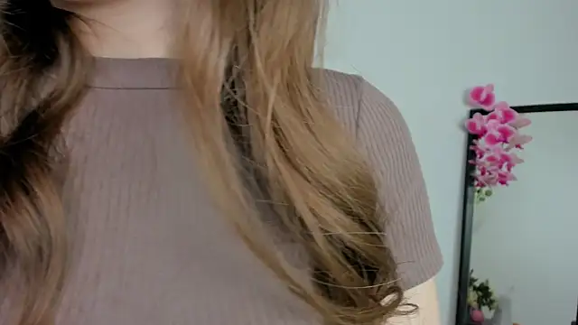Lilly Colins online show from December 2024 12:28:02 PM