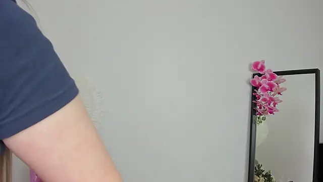 Lilly Colins online show from December 2024 09:56:02 PM