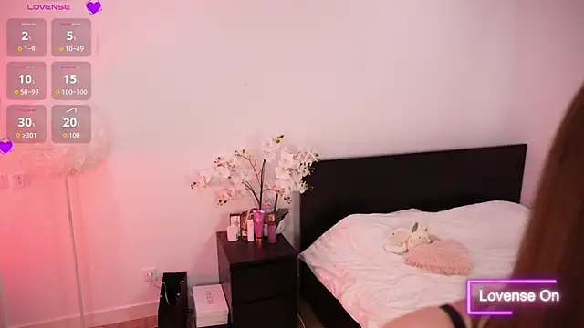 Lilly Colins online show from September 2025 04:43:01 PM