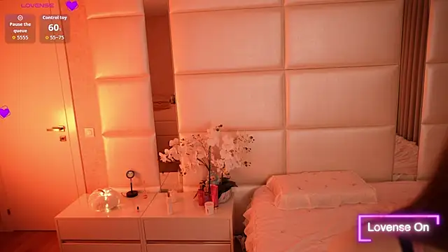 Lilly Colins online show from October 2025 06:50:02 PM