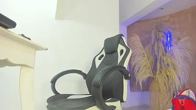 Snapshot of APRILL_FOXX chatting on December 2024 12:16:01 PM APRILL FOXX online show from December 2024 12:16:01 PM