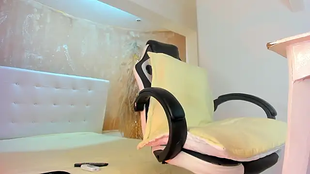 Snapshot of APRILL_FOXX chatting on January 2025 05:07:02 AM APRILL FOXX online show from January 2025 05:07:02 AM