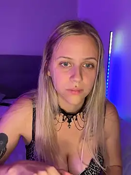 lunawolf21 online show from October 2025 07:42:02 PM