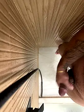 Gustavozx01 online show from November 2025 03:17:01 AM