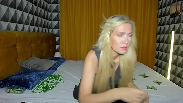 Luna  Lewis online show from December 2024 08:03:02 AM