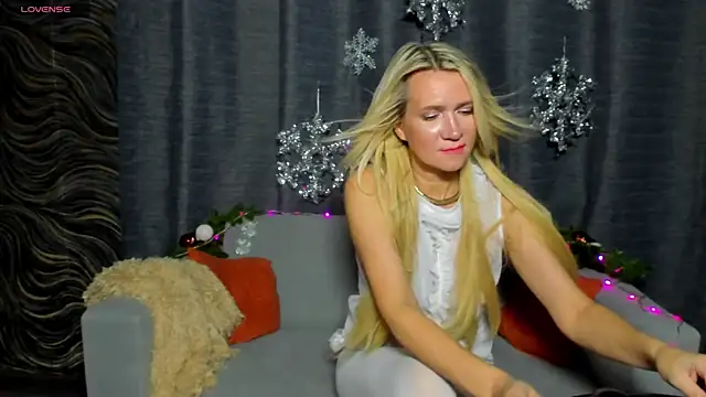 Luna  Lewis online show from December 2024 01:56:01 PM