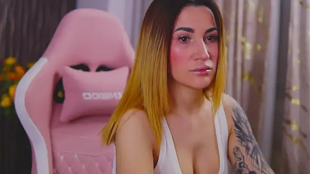 Snapshot of KimSkyex chatting on February 2025 11:35:01 PM KimSkyex online show from February 2025 11:35:01 PM