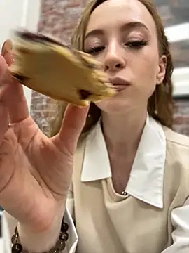 Snapshot of _AngelMoon_ chatting on October 2025 03:47:02 AM AngelMoon online show from October 2025 03:47:02 AM