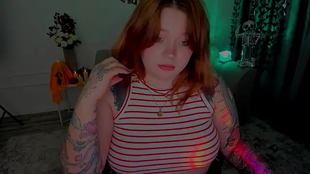 Snapshot of MoonLghte chatting on October 2025 08:07:02 PM MoonLghte online show from October 2025 08:07:02 PM