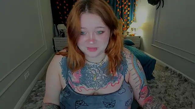 Snapshot of MoonLghte chatting on October 2025 08:08:02 PM MoonLghte online show from October 2025 08:08:02 PM