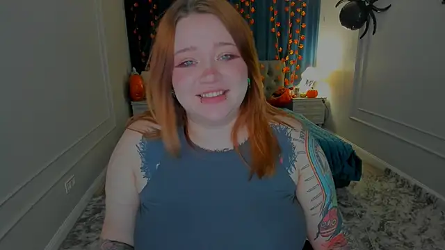 Snapshot of MoonLghte chatting on October 2025 07:37:02 PM MoonLghte online show from October 2025 07:37:02 PM