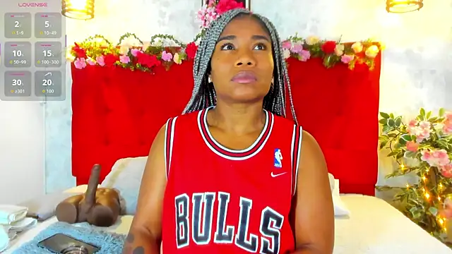 Snapshot of SilvannaFit chatting on October 2025 12:02:02 PM SilvannaFit online show from October 2025 12:02:02 PM