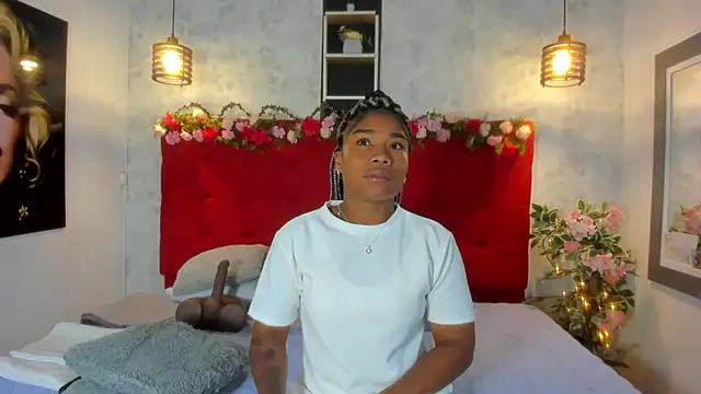 Snapshot of SilvannaFit chatting on October 2025 12:06:01 PM SilvannaFit online show from October 2025 12:06:01 PM