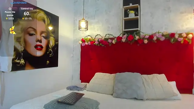 Snapshot of SilvannaFit chatting on October 2025 12:12:02 PM SilvannaFit online show from October 2025 12:12:02 PM