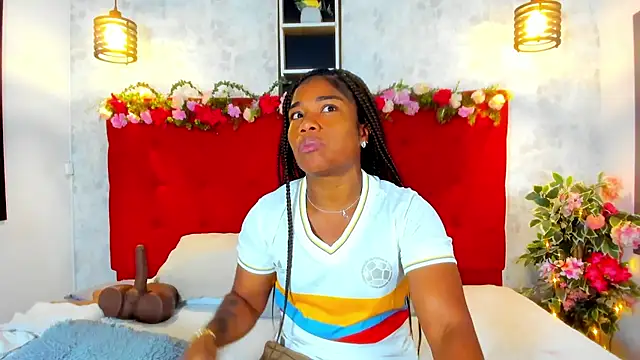 Snapshot of SilvannaFit chatting on November 2025 12:07:02 PM SilvannaFit online show from November 2025 12:07:02 PM