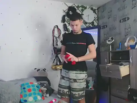 Snapshot of MarceloMilk chatting on October 2025 01:35:01 AM MarceloMilk online show from October 2025 01:35:01 AM