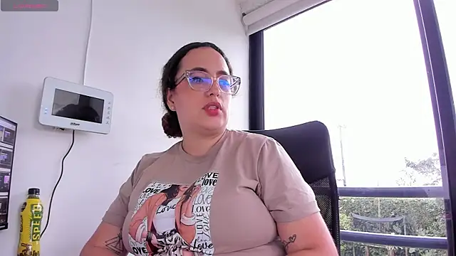 Snapshot of sussan_miller_ chatting on November 2025 09:03:01 PM sussan miller online show from November 2025 09:03:01 PM