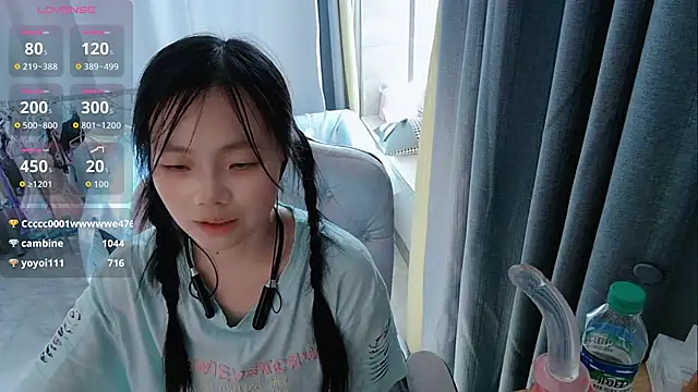 Snapshot of Lena-yyds chatting on October 2025 01:25:02 AM Lena-yyds online show from October 2025 01:25:02 AM