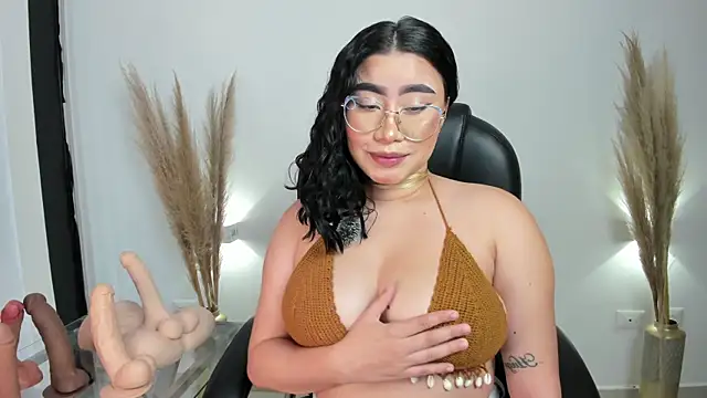 Snapshot of leylaclintonxx chatting on March 2025 10:11:01 PM leylaclintonxx online show from March 2025 10:11:01 PM