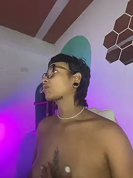 Snapshot of LollaByer chatting on November 2025 09:05:02 PM LollaByer online show from November 2025 09:05:02 PM