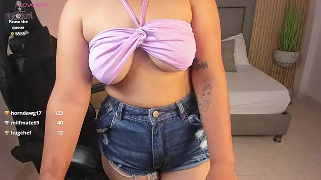 Snapshot of aurora_johnson_ chatting on January 2025 08:43:02 AM aurora johnson online show from January 2025 08:43:02 AM