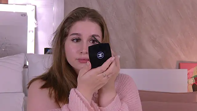 EllieHayes online show from November 2025 05:03:01 PM