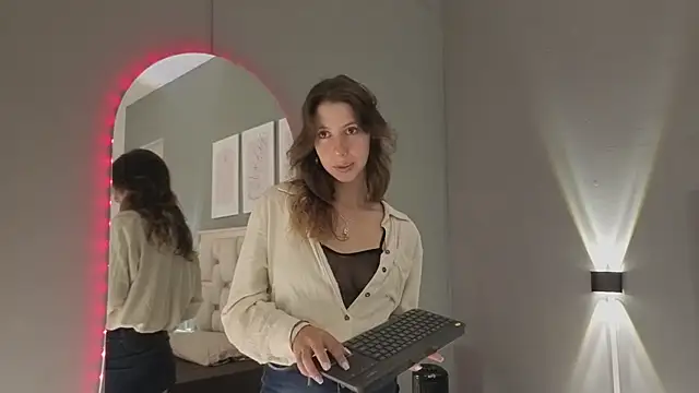 jolie lov online show from November 2025 01:23:02 PM